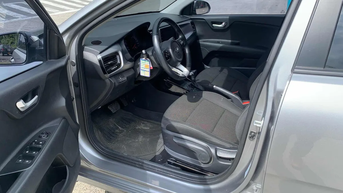 Hatchback Kia Rio Vibrant 2022 en Manizales — foto 6