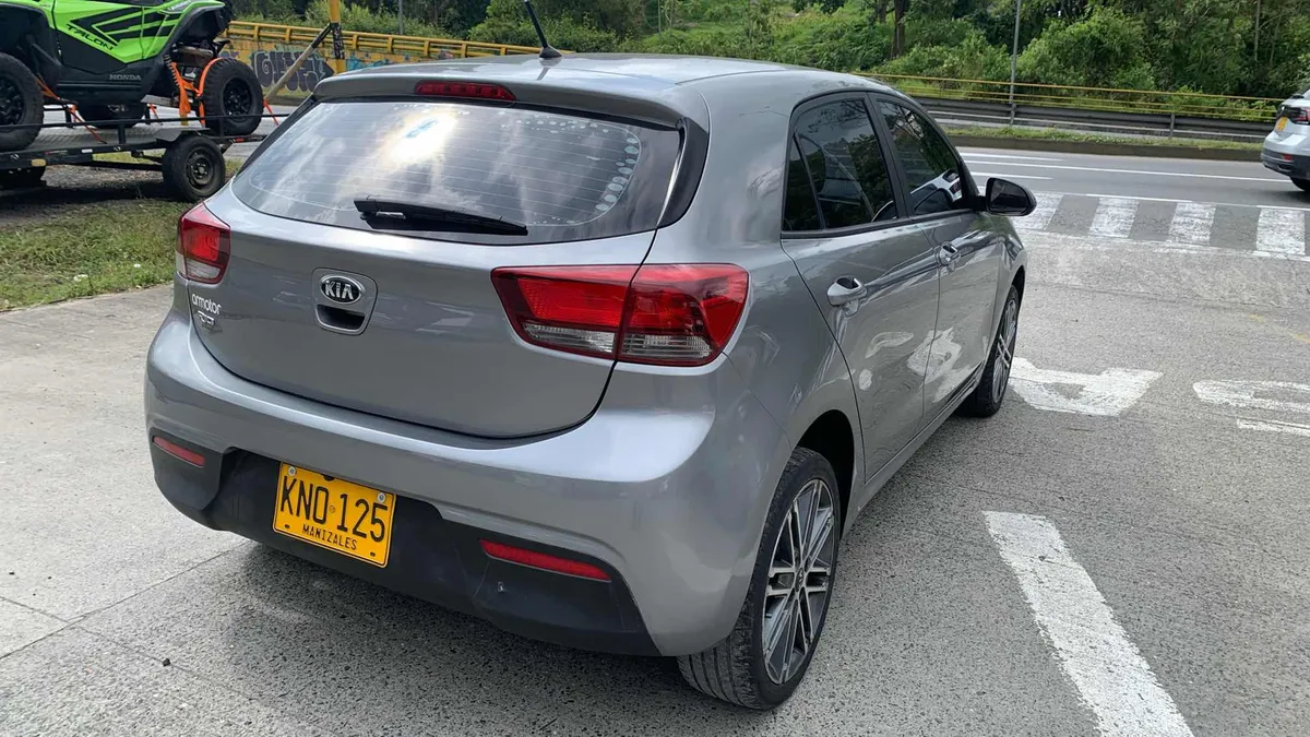 Hatchback Kia Rio Vibrant 2022 en Manizales — foto 4