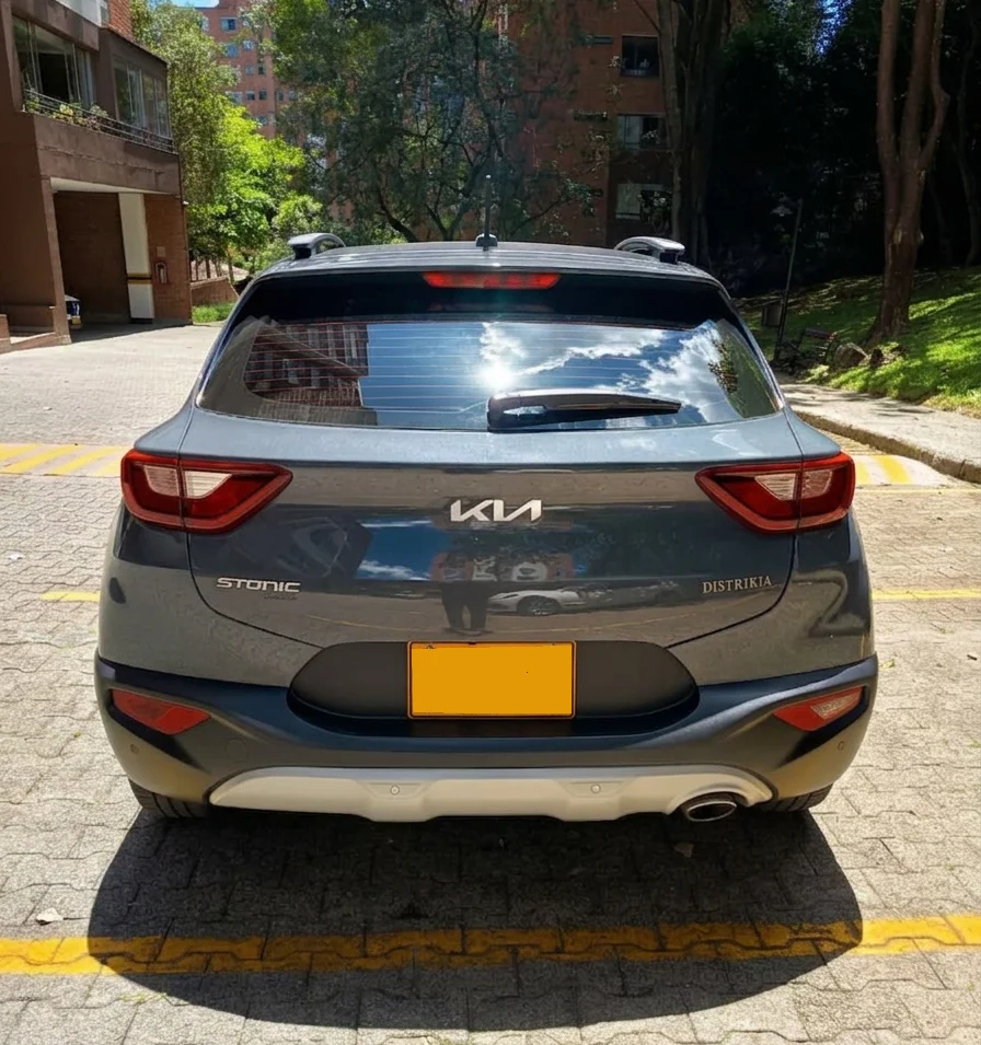 Hatchback Kia Stonic 2023 Zenith en Medellín — foto 5