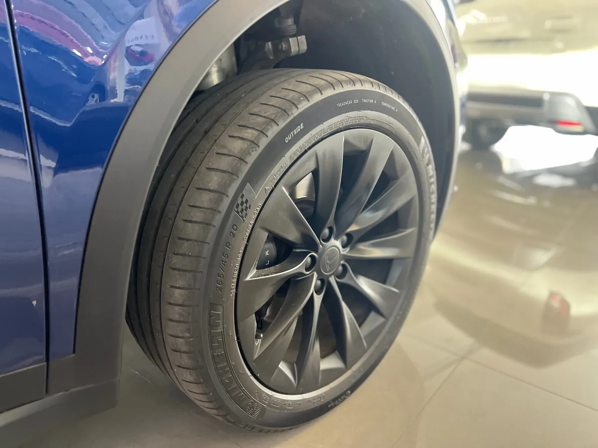 Sedã Tesla Model X 2019 en Bogotá — foto 13