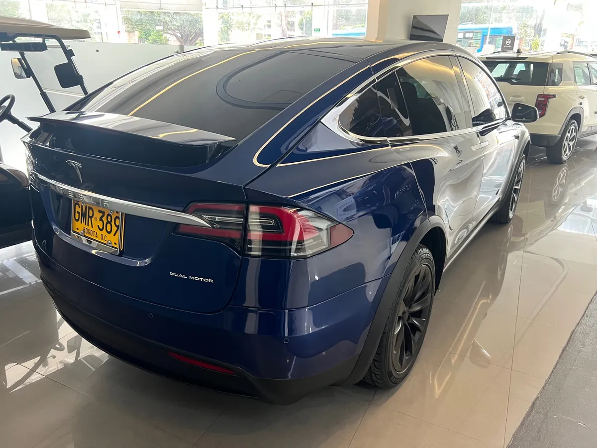 Sedã Tesla Model X 2019 en Bogotá — foto 7