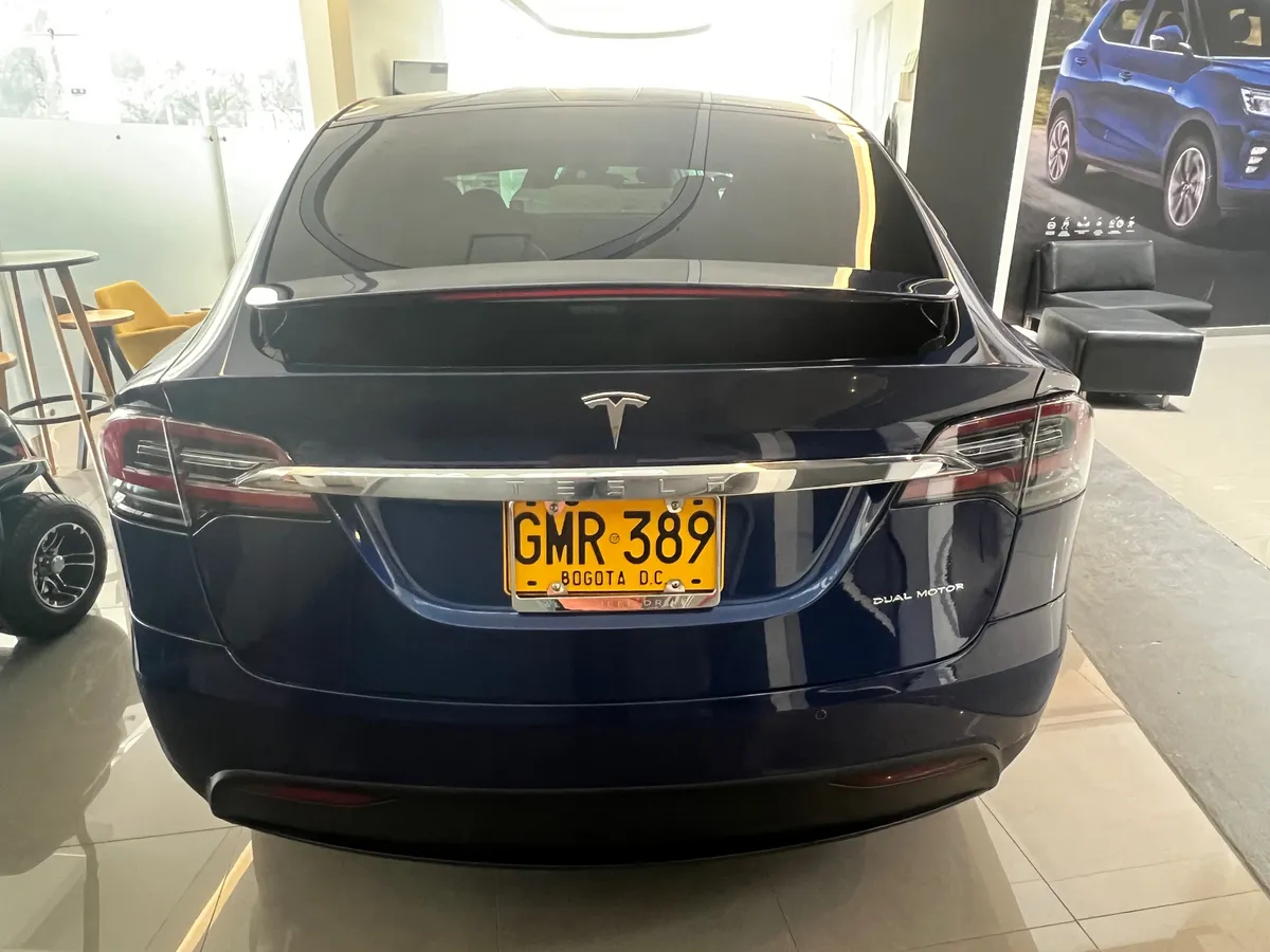 Sedã Tesla Model X 2019 en Bogotá — foto 8