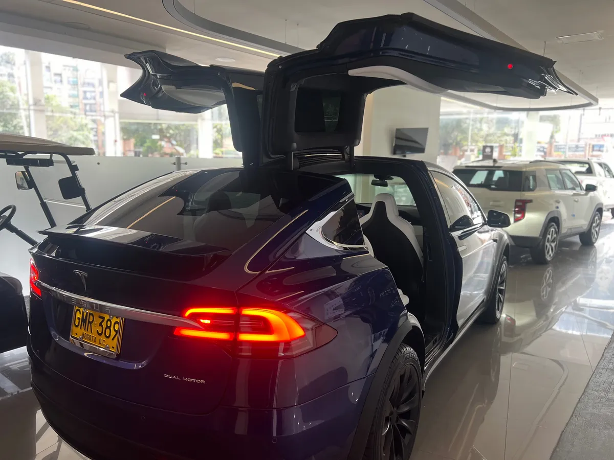 Sedã Tesla Model X 2019 en Bogotá — foto 10