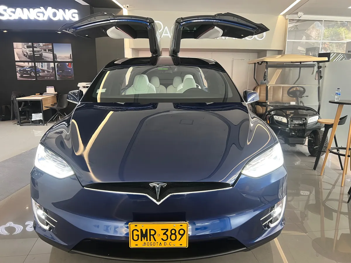 Sedã Tesla Model X 2019 en Bogotá — foto 9