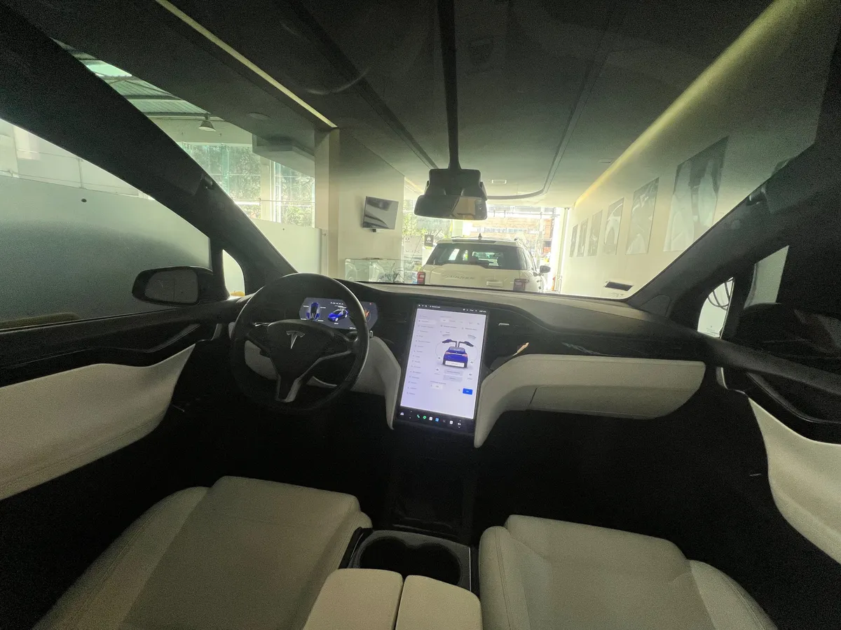 Sedã Tesla Model X 2019 en Bogotá — foto 11