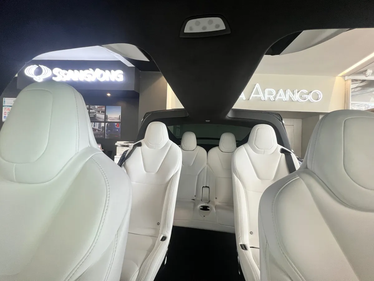 Sedã Tesla Model X 2019 en Bogotá — foto 12