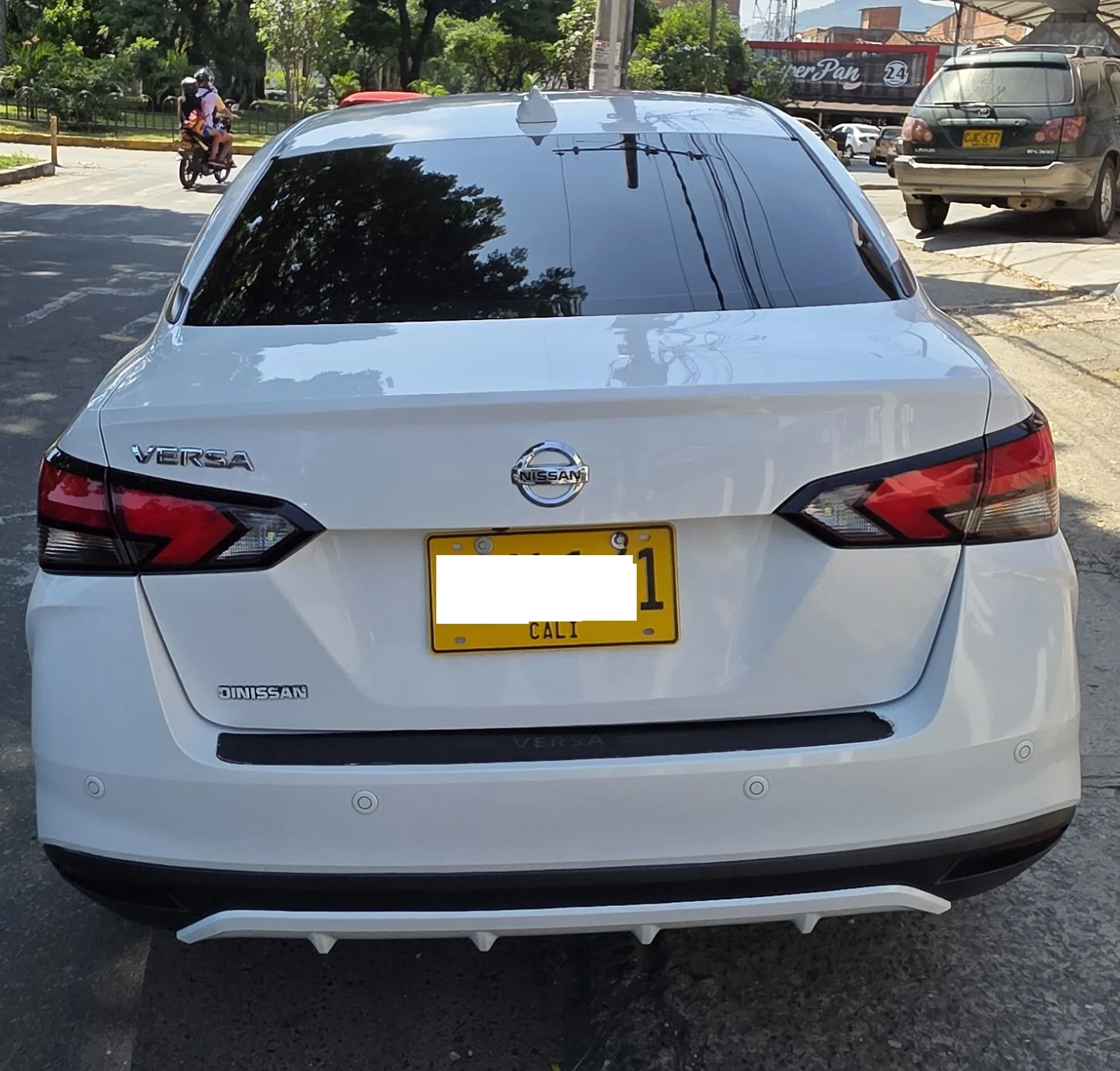 Sedán Nissan Versa 2023 Advance en Cali — foto 2