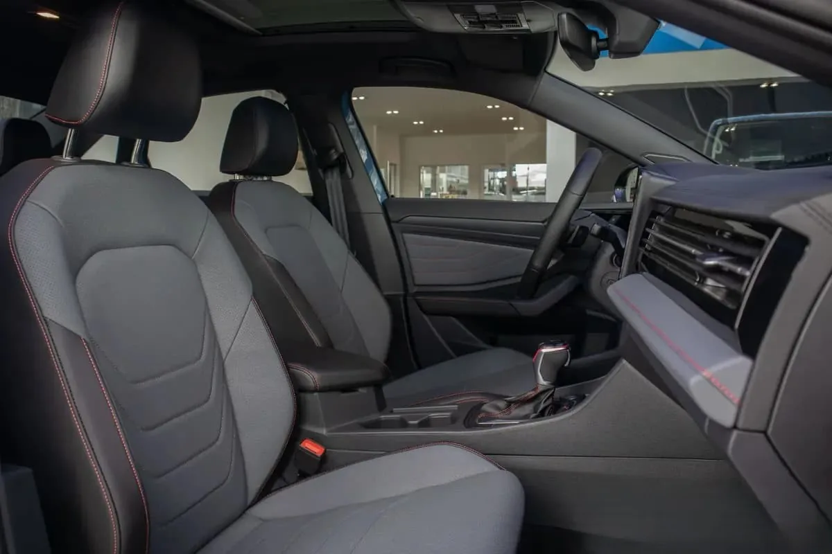 Sedán Volkswagen Jetta GLI 2026 en Bogotá — foto 6