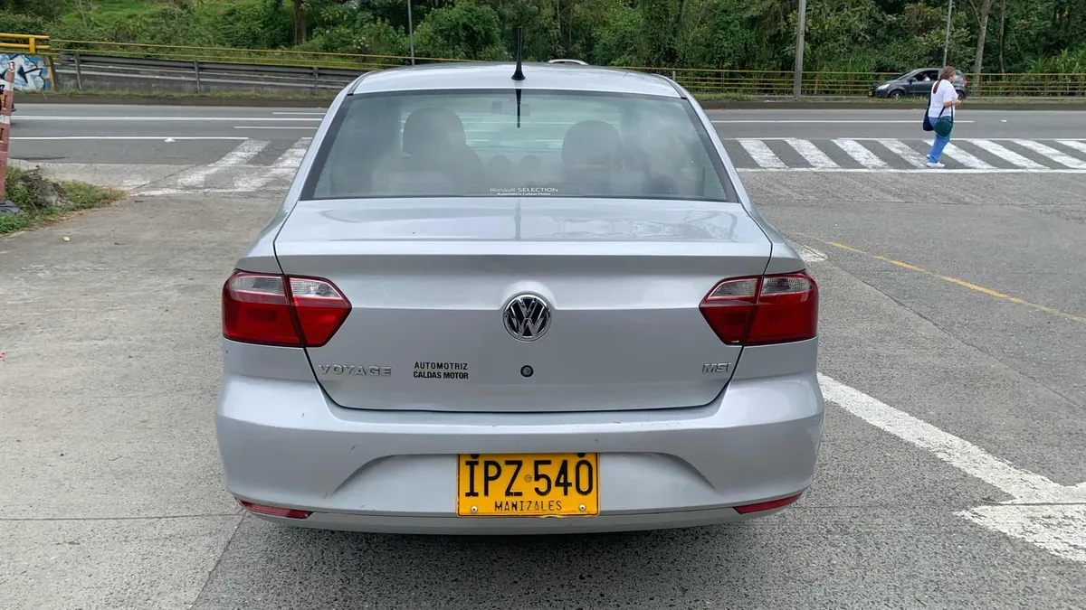Sedã Volkswagen Voyage 2016 en Manizales — foto 5