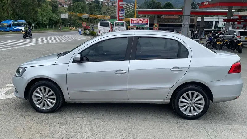 Volkswagen Voyage 2016 color plata, Sedán — foto 2 de 11
