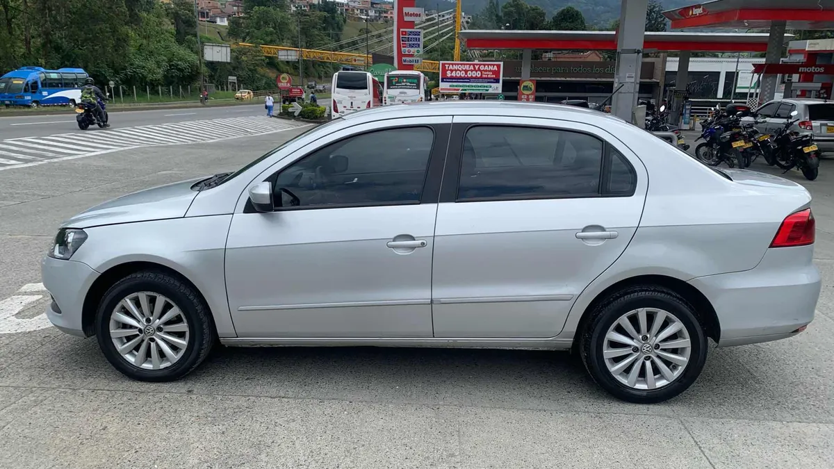 Sedã Volkswagen Voyage 2016 en Manizales — foto 2