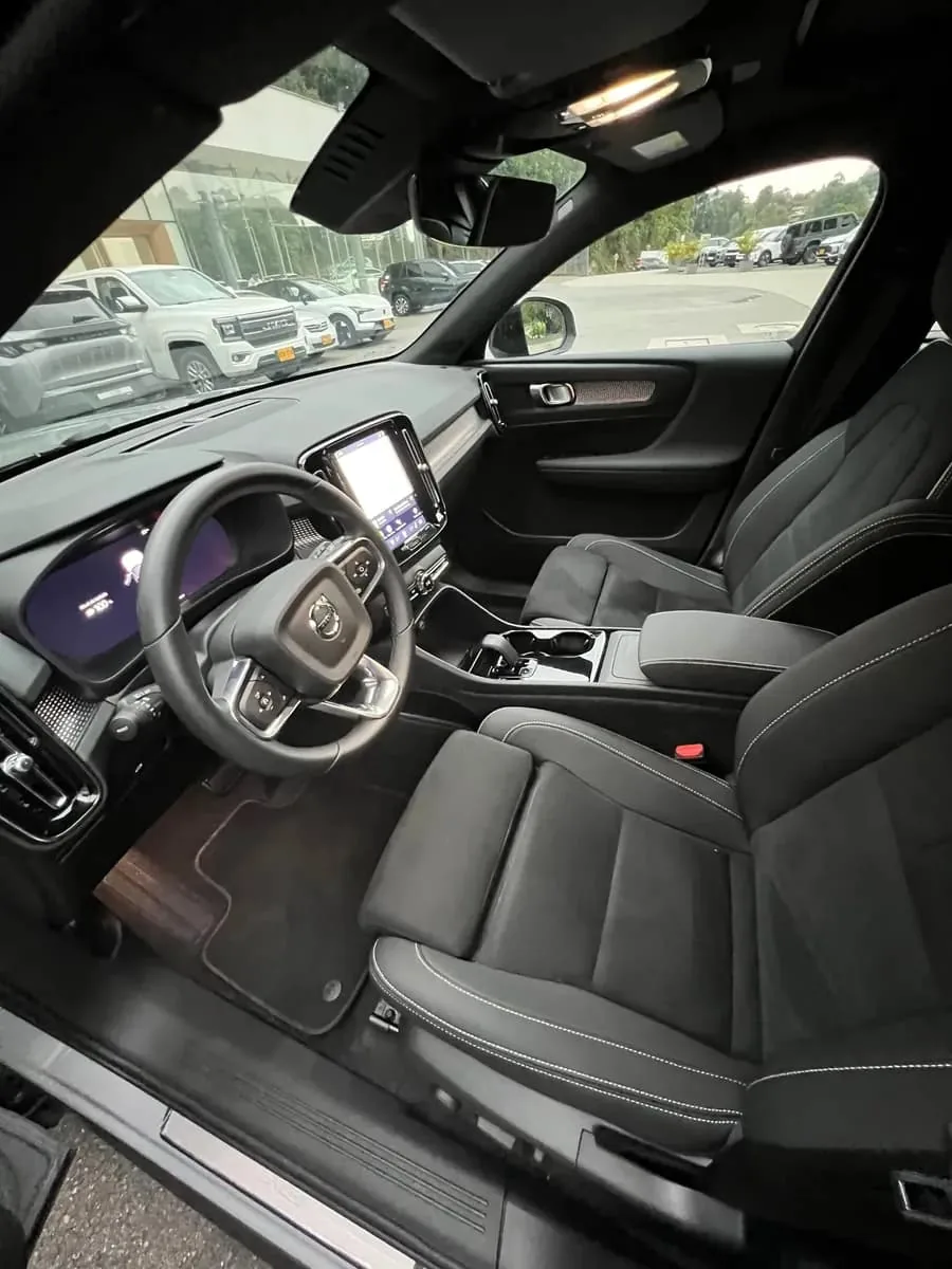 SUV Volvo EX 40 Plus 2026 en Medellín — foto 7
