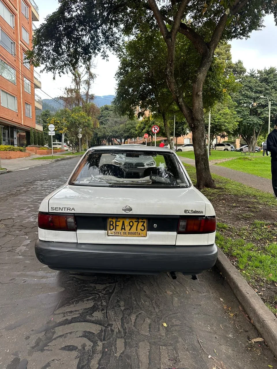 Sedán Nissan Sentra B13 1994 en Bogotá — foto 3
