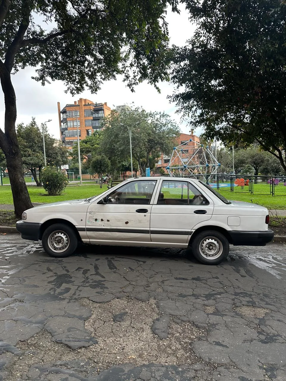 Sedán Nissan Sentra B13 1994 en Bogotá — foto 4