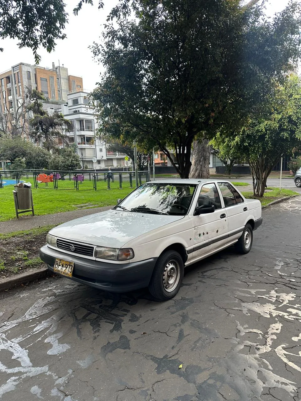 Sedán Nissan Sentra B13 1994 en Bogotá — foto 5