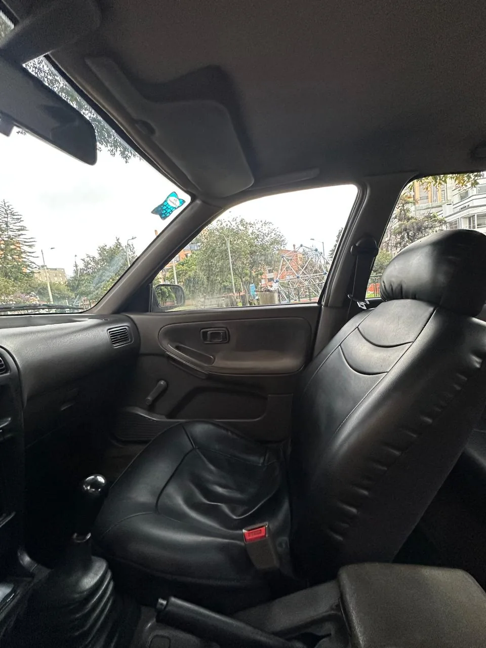 Sedán Nissan Sentra B13 1994 en Bogotá — foto 9