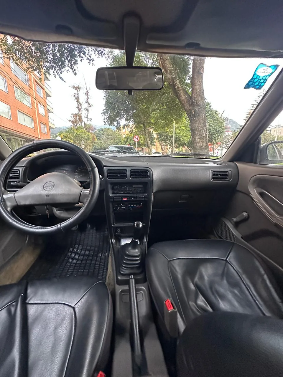 Sedán Nissan Sentra B13 1994 en Bogotá — foto 6