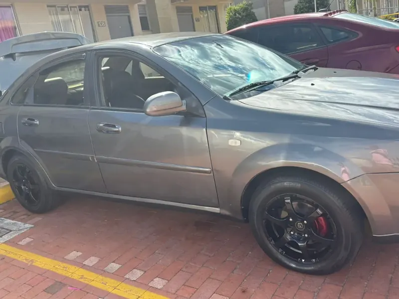 Chevrolet Optra 2006 con 198.000 km, transmisión manual — foto 3 de 16