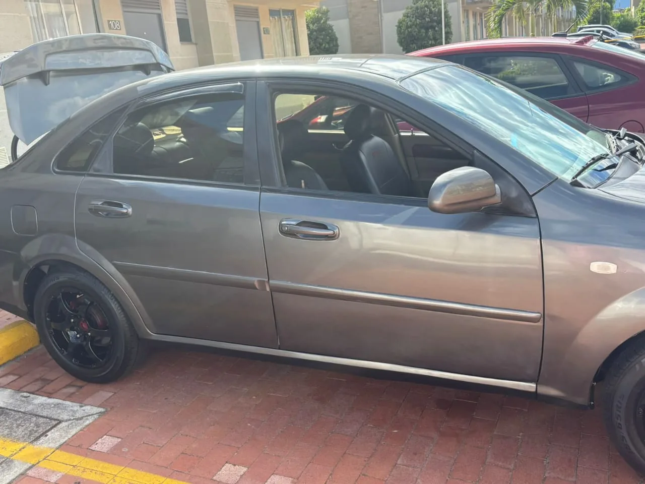 Sedã Chevrolet Optra 2006 en Ibagué — foto 4