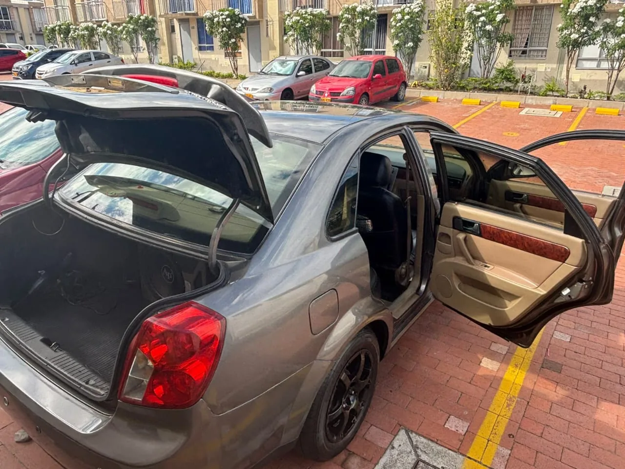 Sedã Chevrolet Optra 2006 en Ibagué — foto 9
