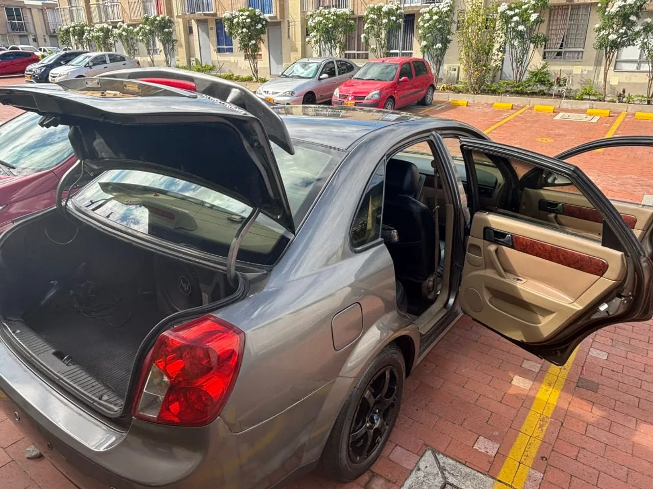 Sedã Chevrolet Optra 2006 en Ibagué — foto 11