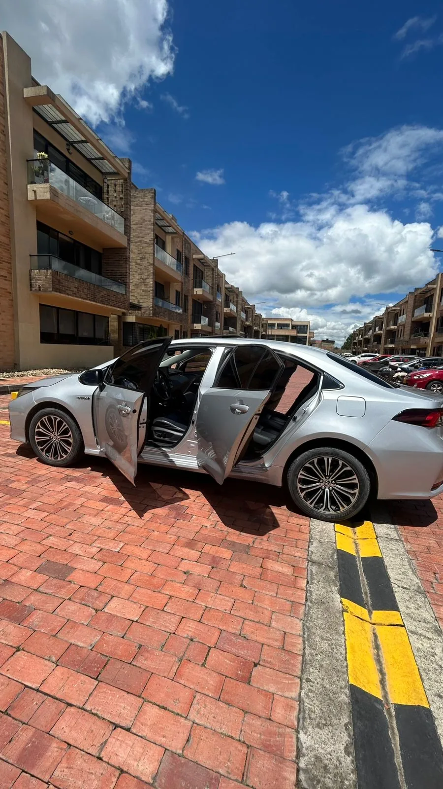 Sedã Toyota Corolla 2020 hybrid en Bogotá — foto 5