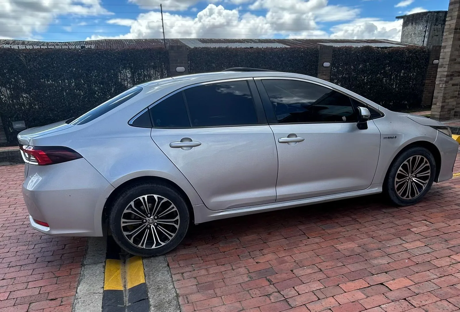 Sedã Toyota Corolla 2020 hybrid en Bogotá — foto 3