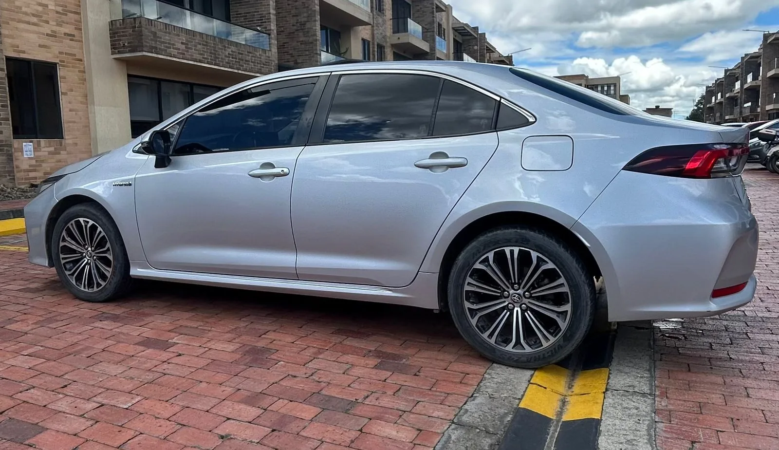 Sedã Toyota Corolla 2020 hybrid en Bogotá — foto 2