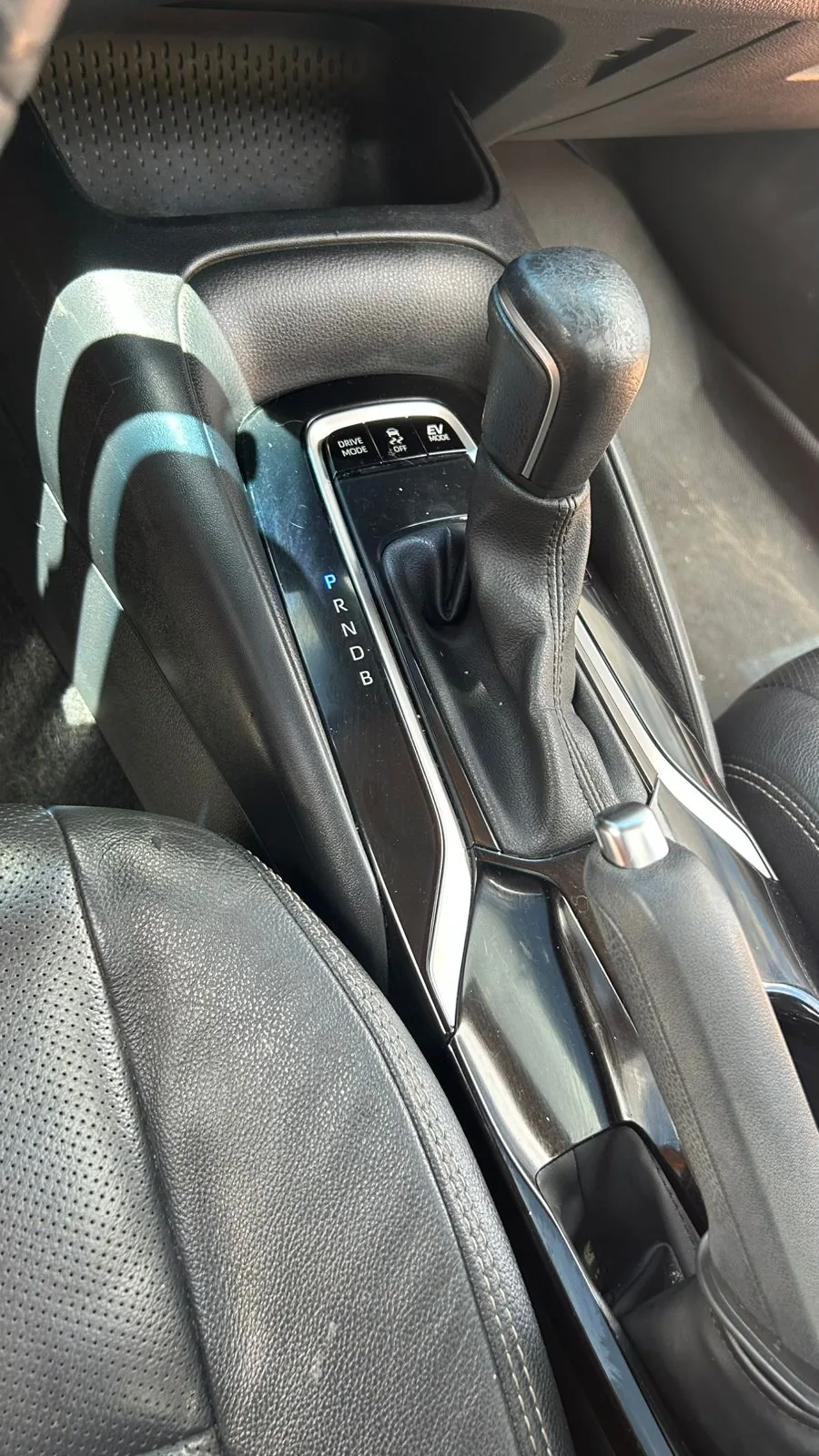 Sedã Toyota Corolla 2020 hybrid en Bogotá — foto 8