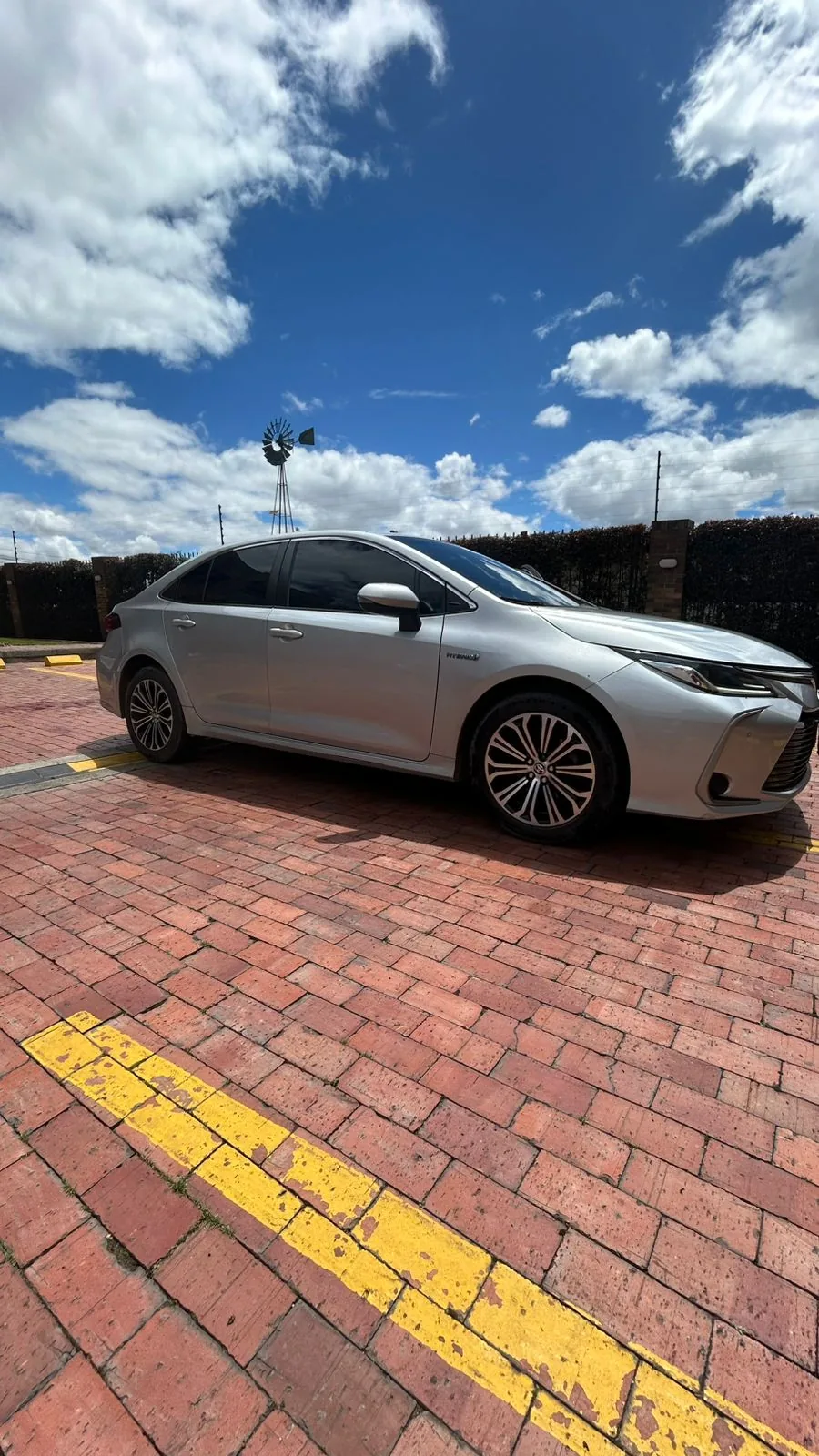 Sedã Toyota Corolla 2020 hybrid en Bogotá — foto 4