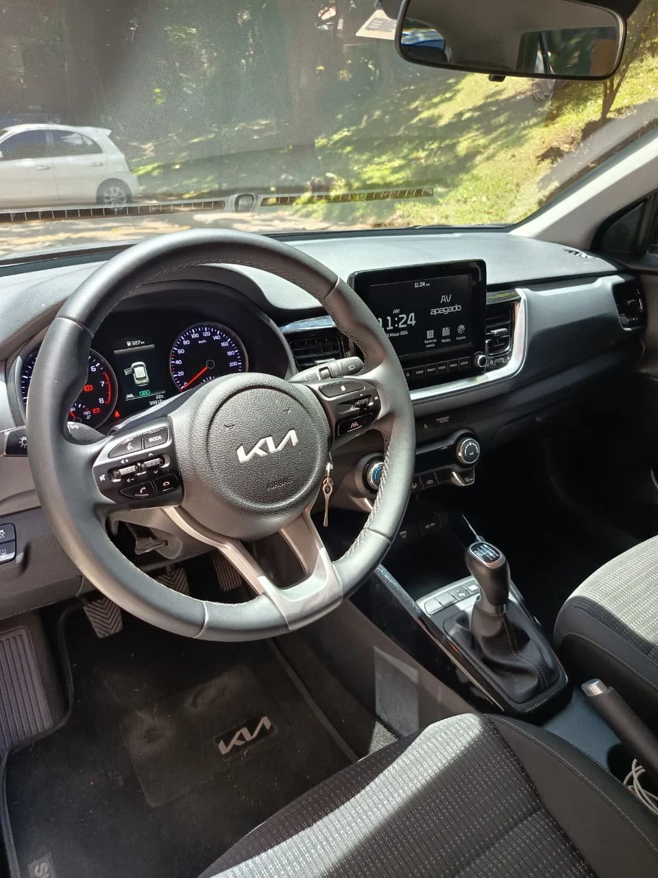 Hatchback Kia Stonic 2023 Zenith en Medellín — foto 6