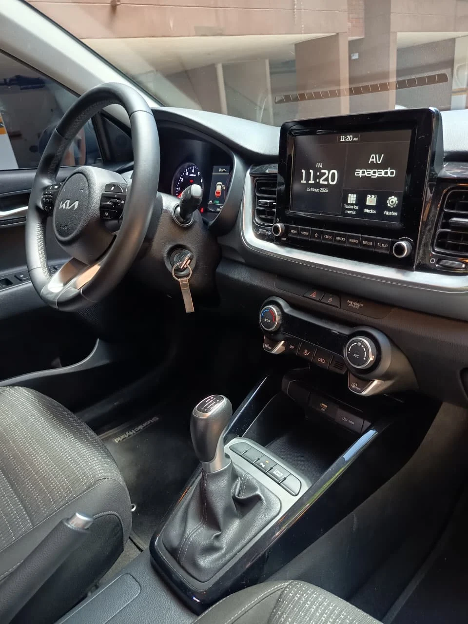Hatchback Kia Stonic 2023 Zenith en Medellín — foto 7