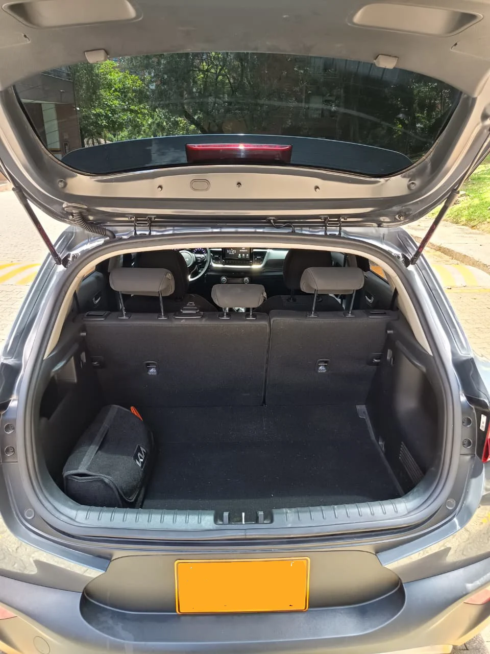 Hatchback Kia Stonic 2023 Zenith en Medellín — foto 8