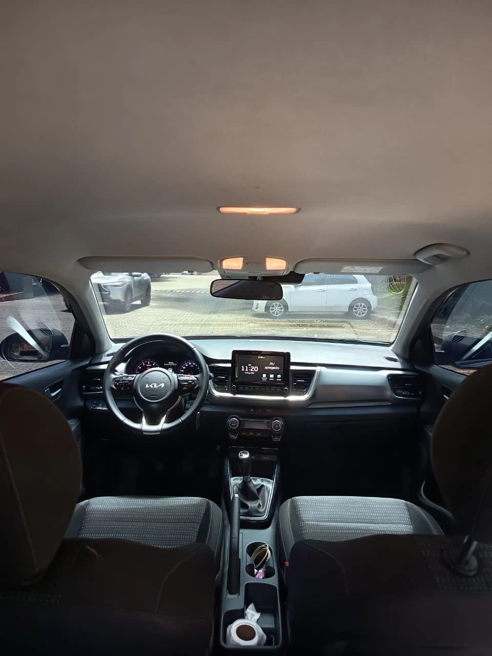Hatchback Kia Stonic 2023 Zenith en Medellín — foto 10