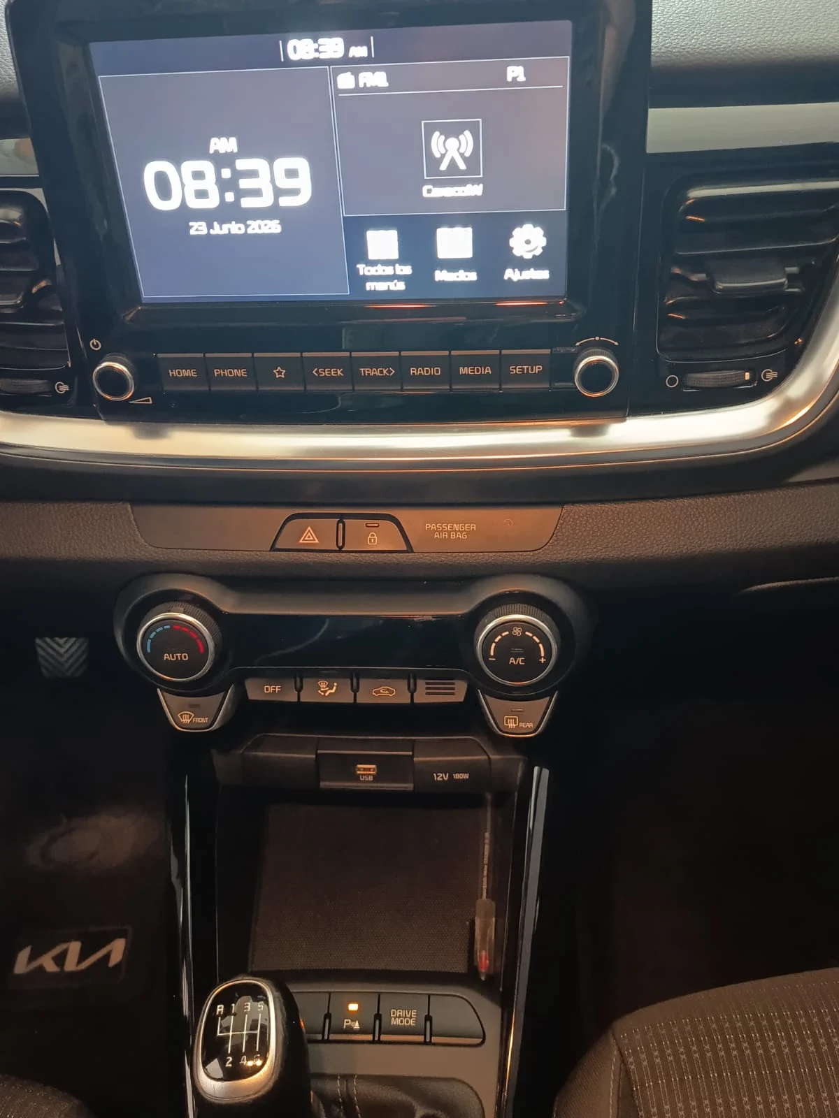 Hatchback Kia Stonic 2023 Zenith en Medellín — foto 12