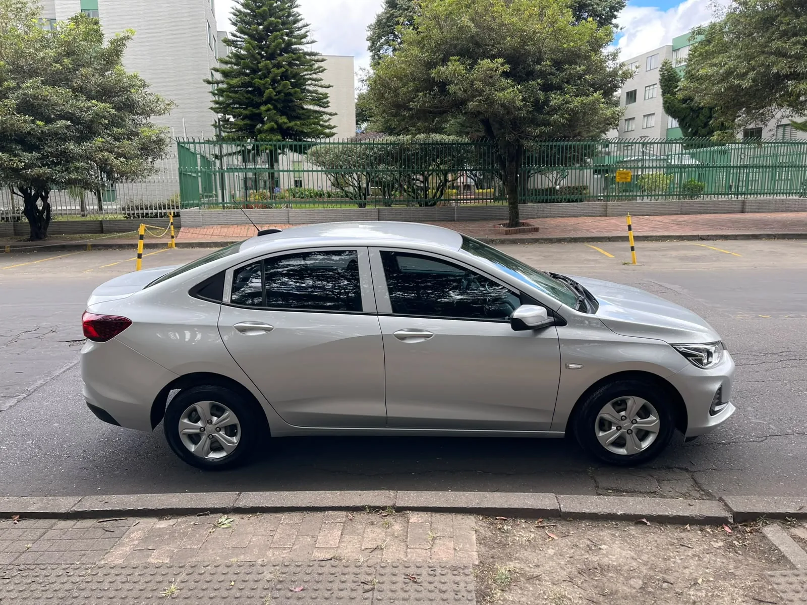 Sedán Chevrolet Onix LT 2023 1.0L TURBO MT en Bogotá — foto 5
