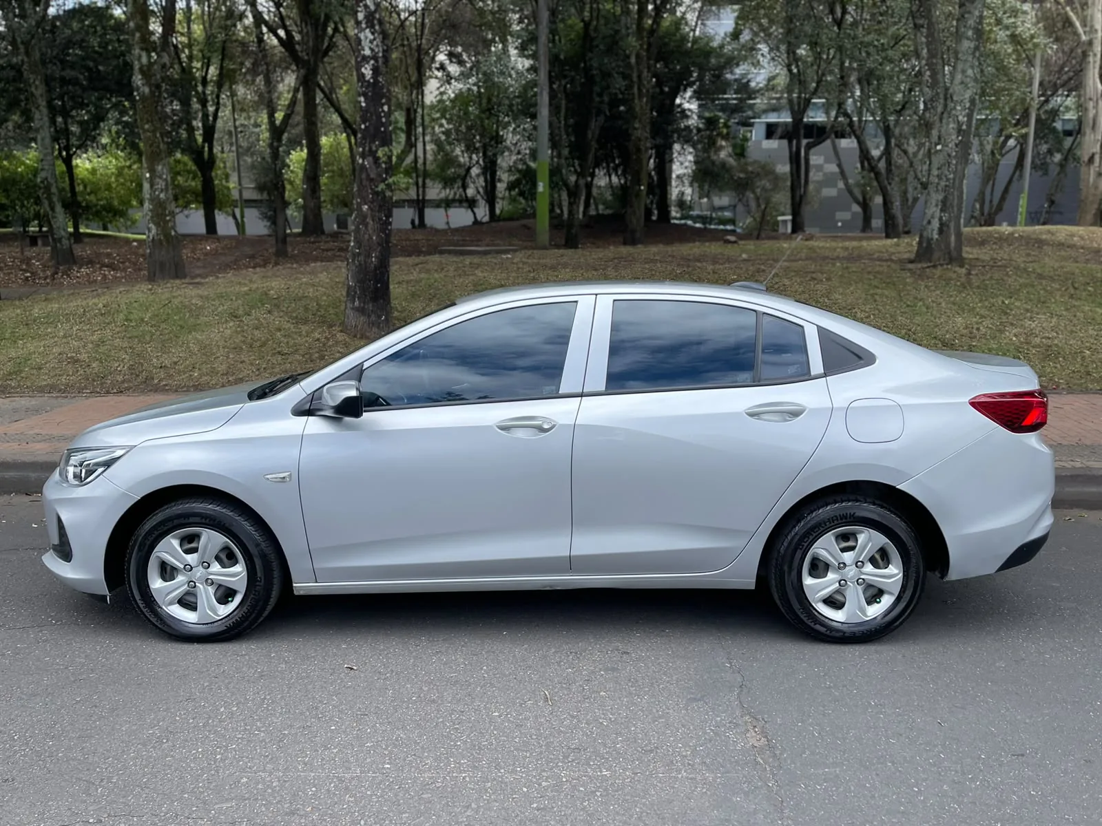 Sedán Chevrolet Onix LT 2023 1.0L TURBO MT en Bogotá — foto 6