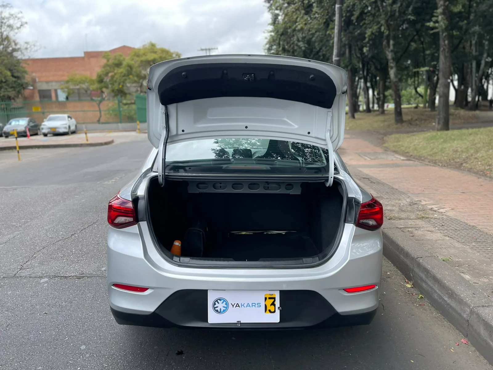 Sedán Chevrolet Onix LT 2023 1.0L TURBO MT en Bogotá — foto 8