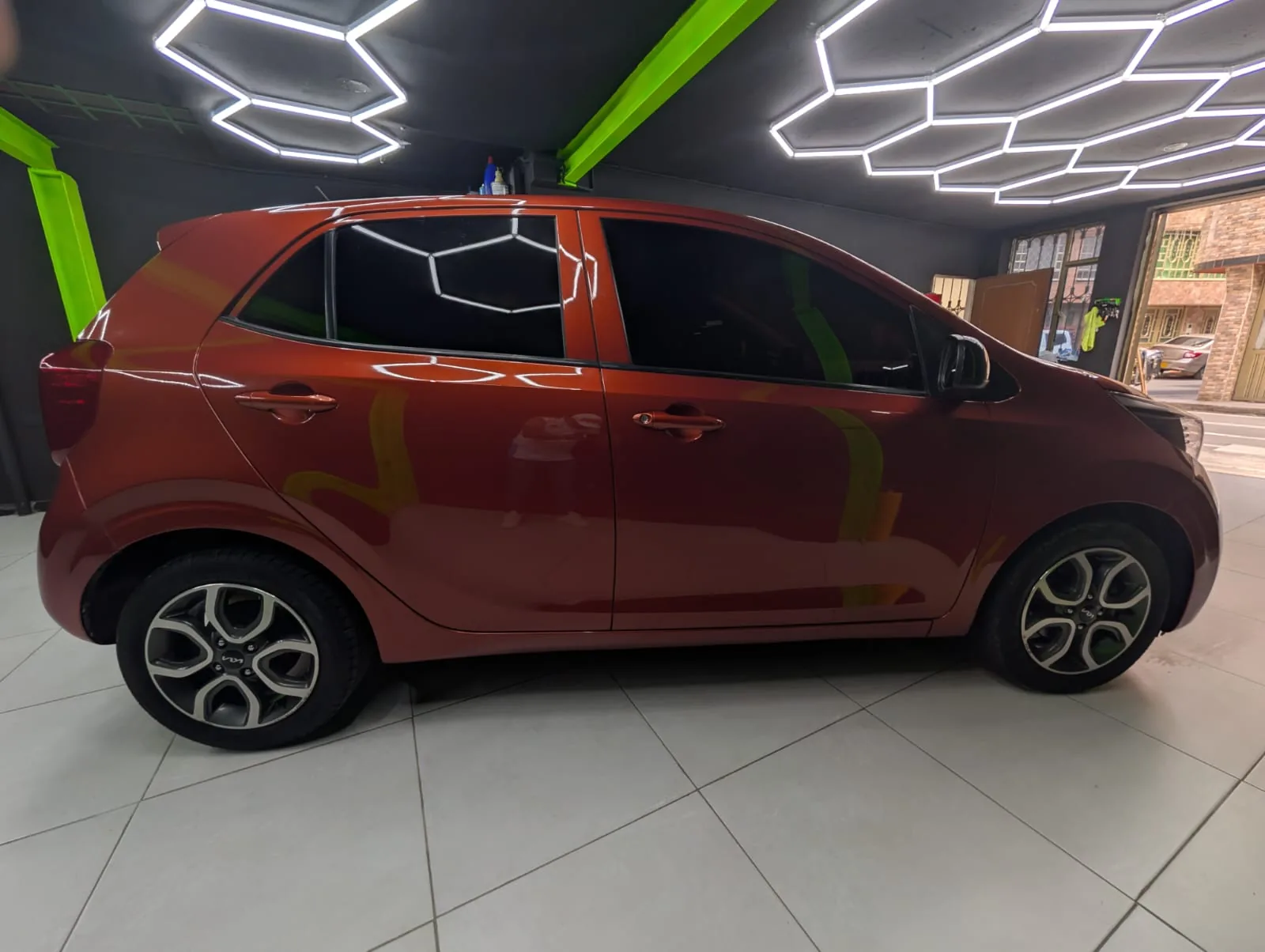 Hatchback Kia Picanto 2023 en Bogotá — foto 5