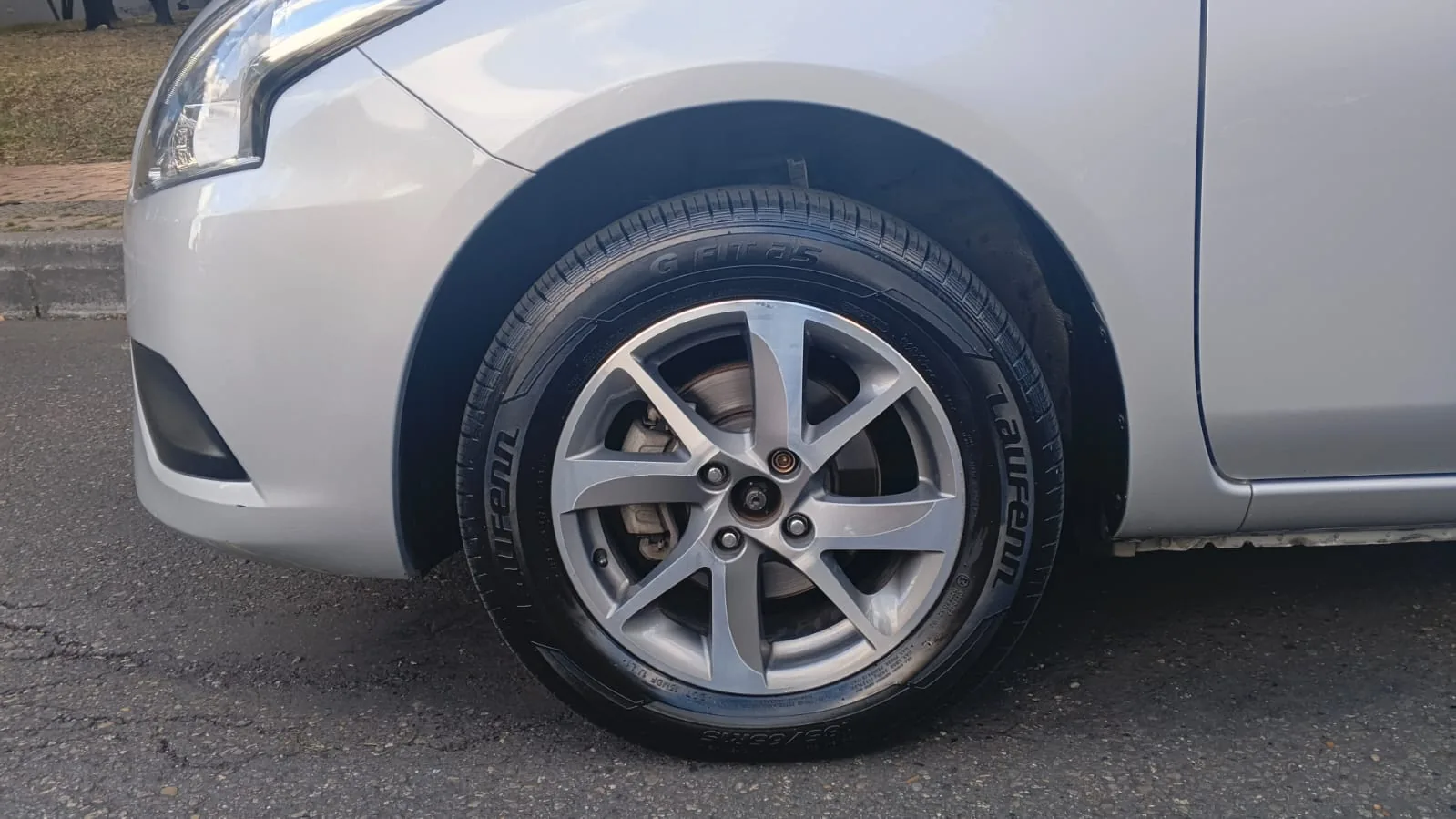 Sedán Nissan Versa 2021 Drive At 1.6L en Bogotá — foto 17
