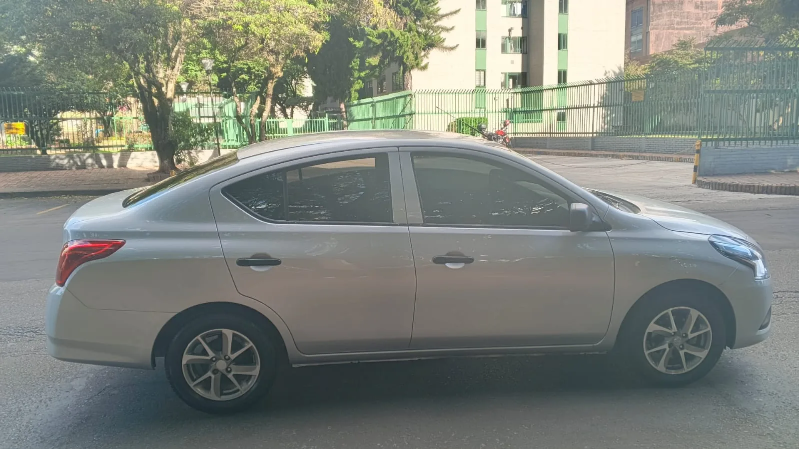 Sedán Nissan Versa 2021 Drive At 1.6L en Bogotá — foto 5
