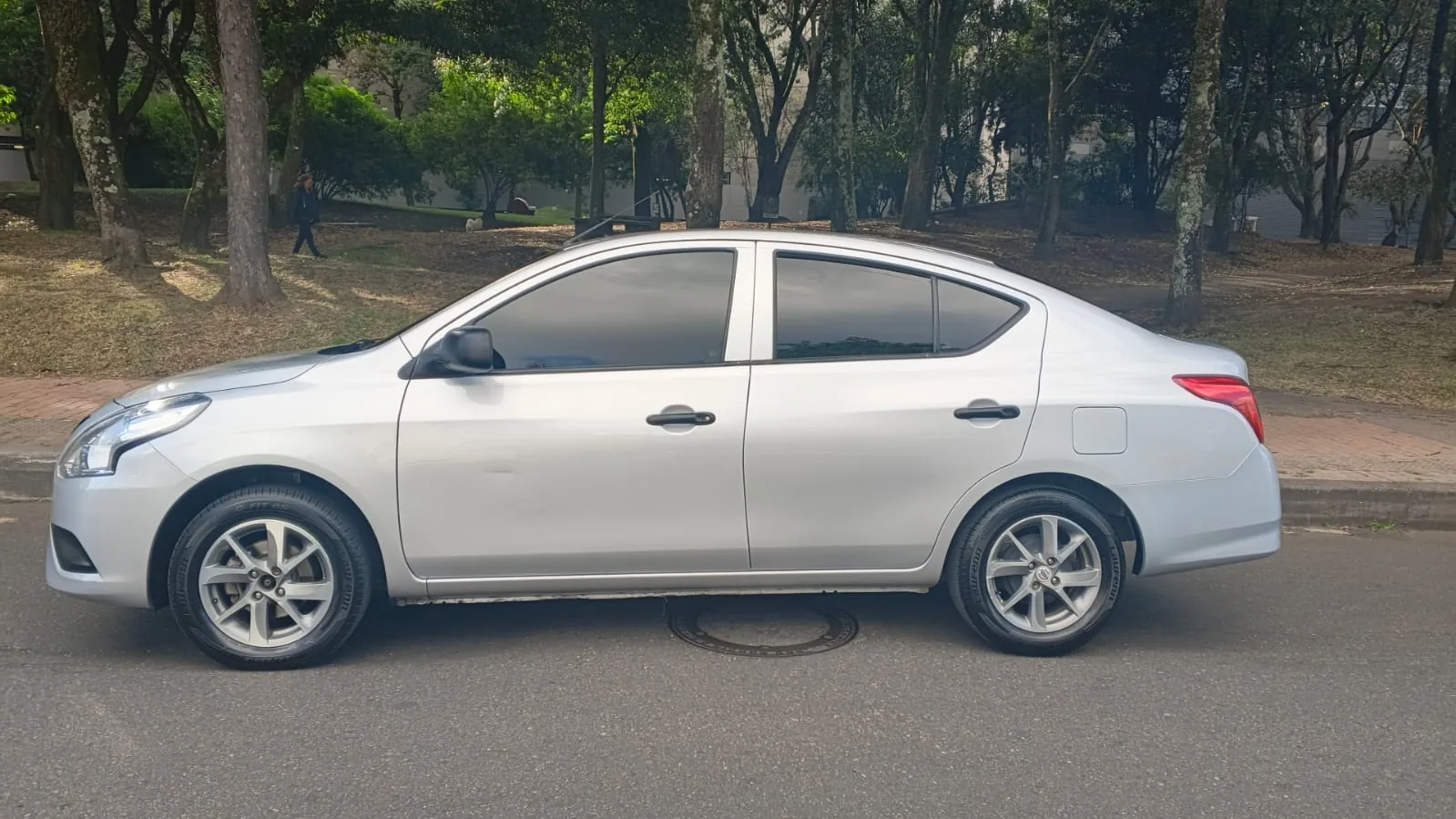 Sedán Nissan Versa 2021 Drive At 1.6L en Bogotá — foto 6
