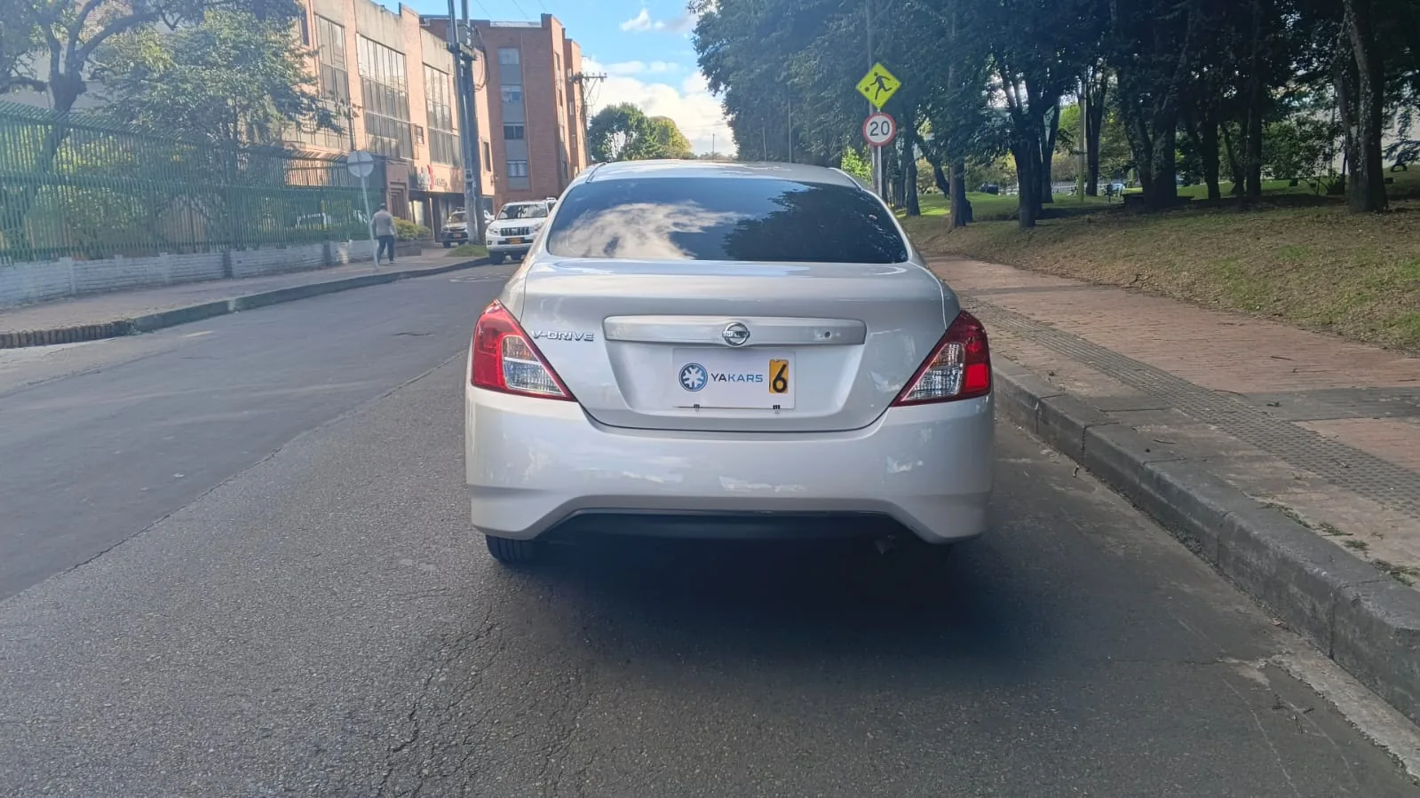 Sedán Nissan Versa 2021 Drive At 1.6L en Bogotá — foto 8
