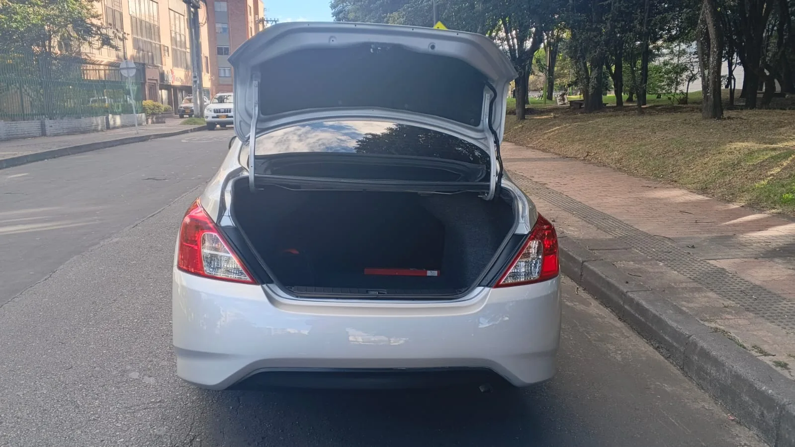 Sedán Nissan Versa 2021 Drive At 1.6L en Bogotá — foto 9