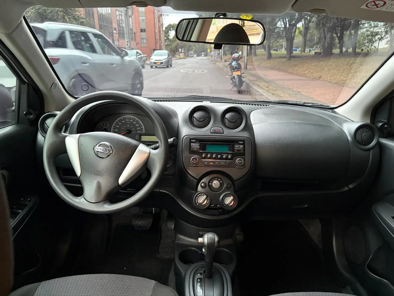 Sedán Nissan Versa 2022 X-Drive 1.6L en Bogotá — foto 11
