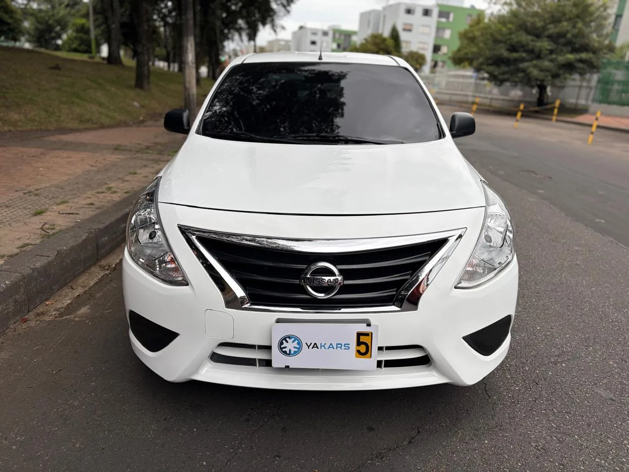 Sedán Nissan Versa 2022 X-Drive 1.6L en Bogotá — foto 2