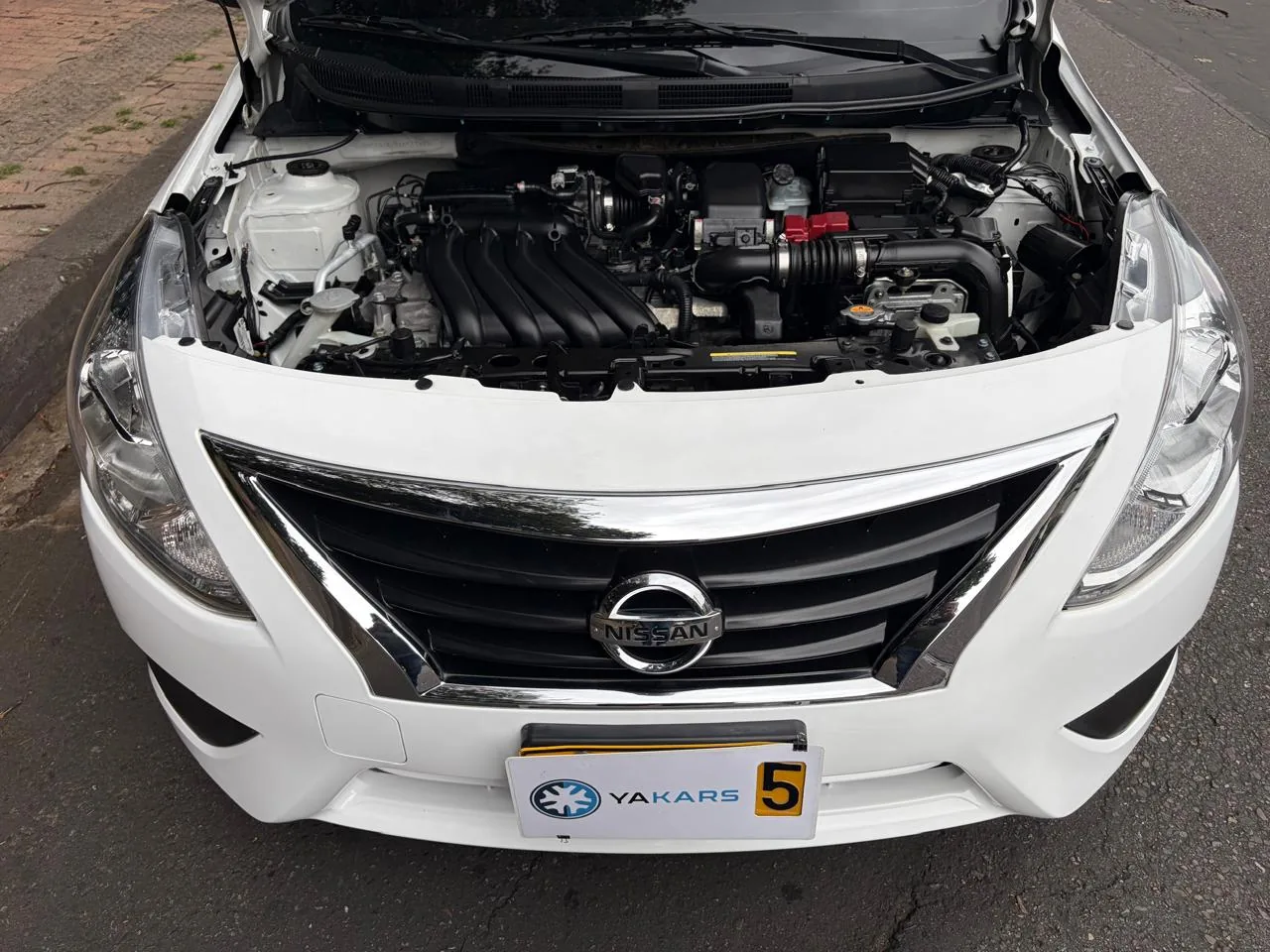 Sedán Nissan Versa 2022 X-Drive 1.6L en Bogotá — foto 3
