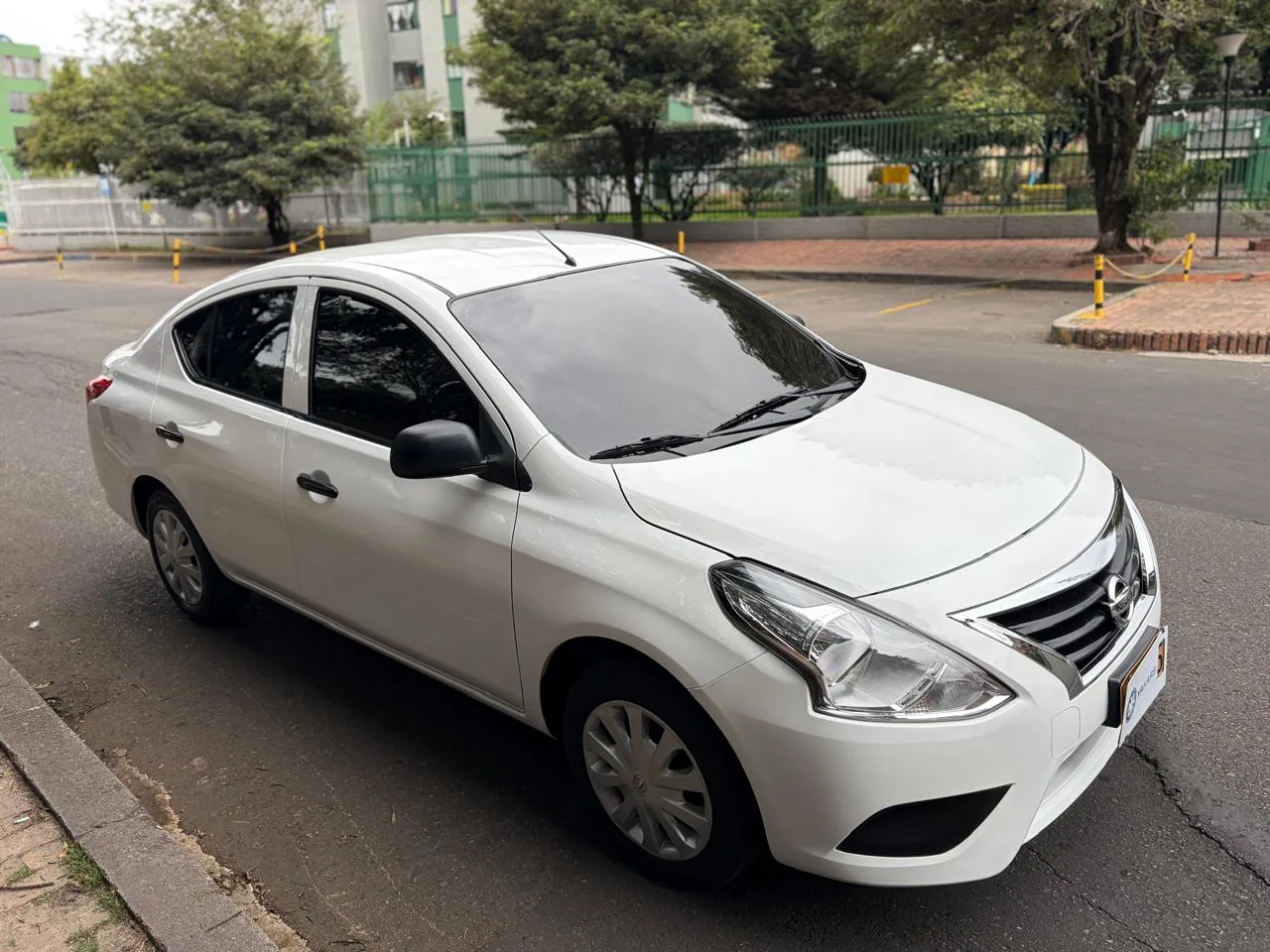 Sedán Nissan Versa 2022 X-Drive 1.6L en Bogotá — foto 4