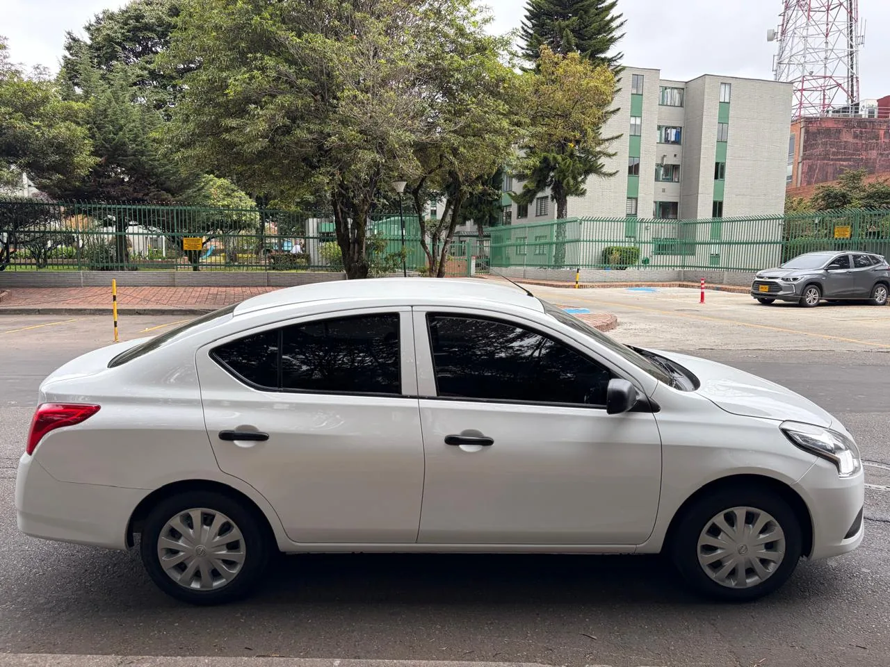Sedán Nissan Versa 2022 X-Drive 1.6L en Bogotá — foto 5