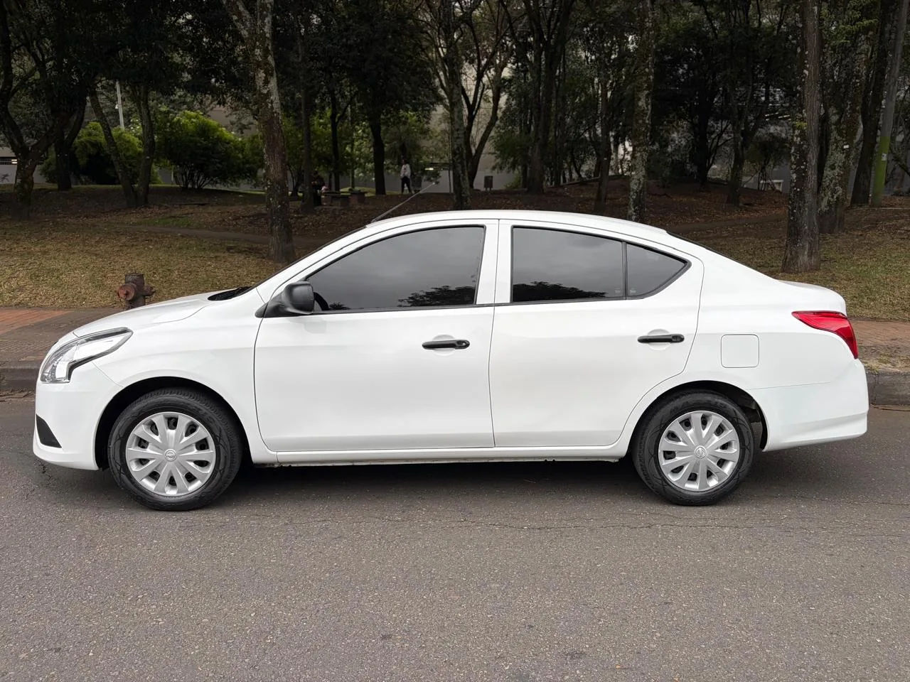 Sedán Nissan Versa 2022 X-Drive 1.6L en Bogotá — foto 6